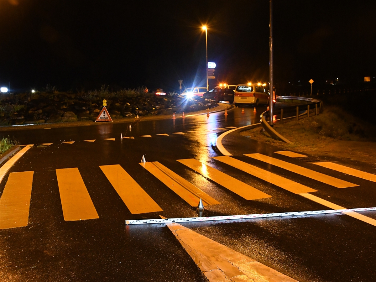 Aufnahme in der Dunkelheit. Blick auf den Verkehrskreisel, rechts an diesem das Unfallfahrzeug.