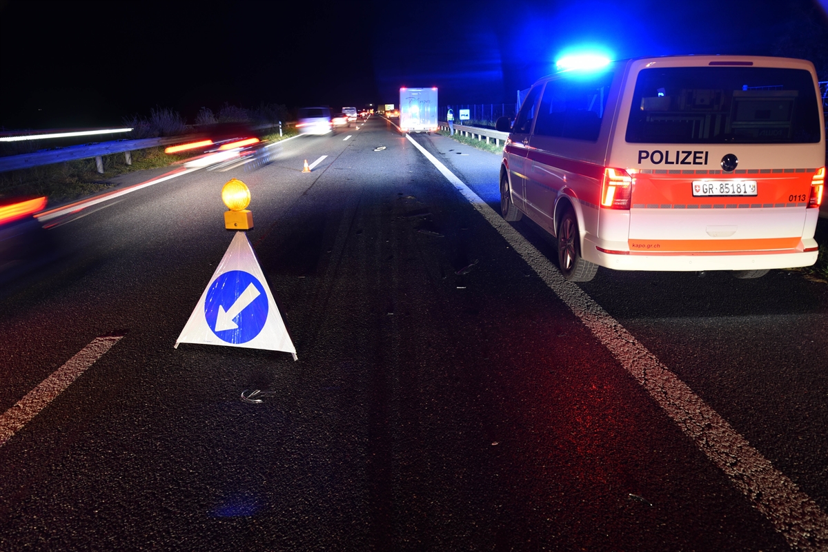 Triopan und Patrouillenfahrzeug auf der Autobahn in der Dunkelheit