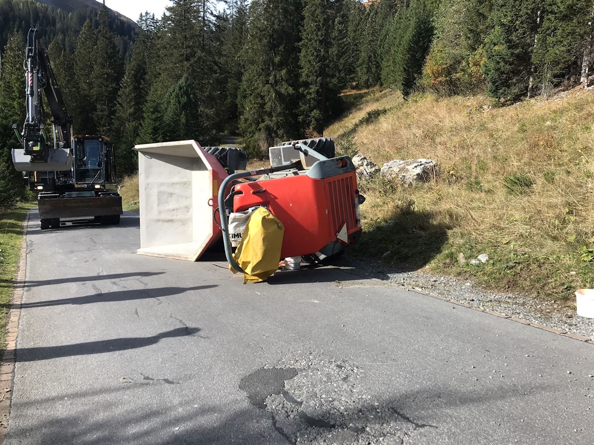 Das gekippte Fahrzeug liegt mittig-rechts auf der Strasse.