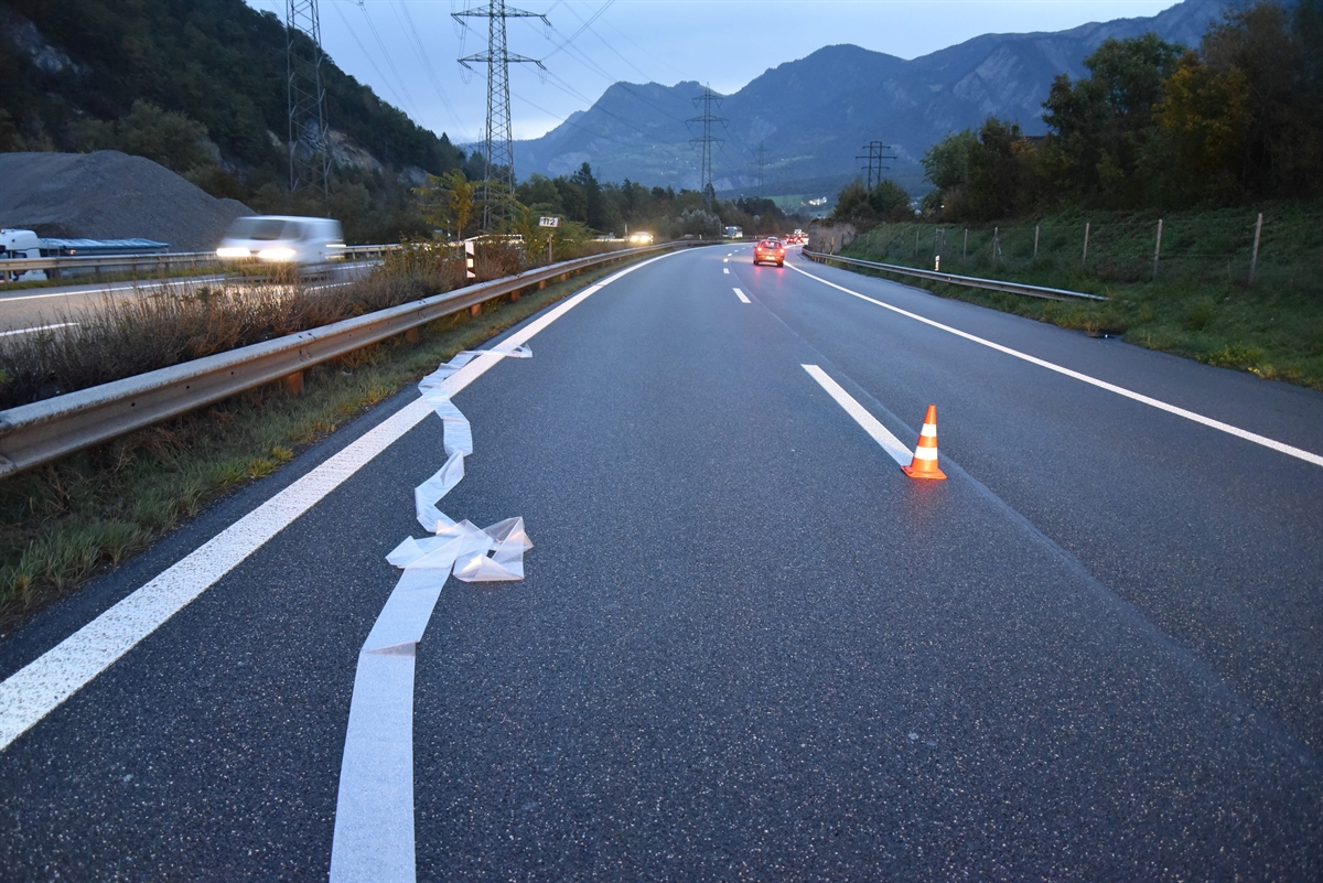Plastikfolie auf der Fahrbahn