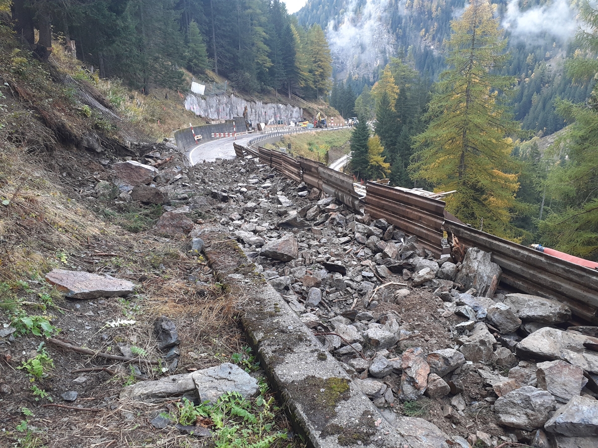 Durch Steinschlag verschüttete Berninastrasse