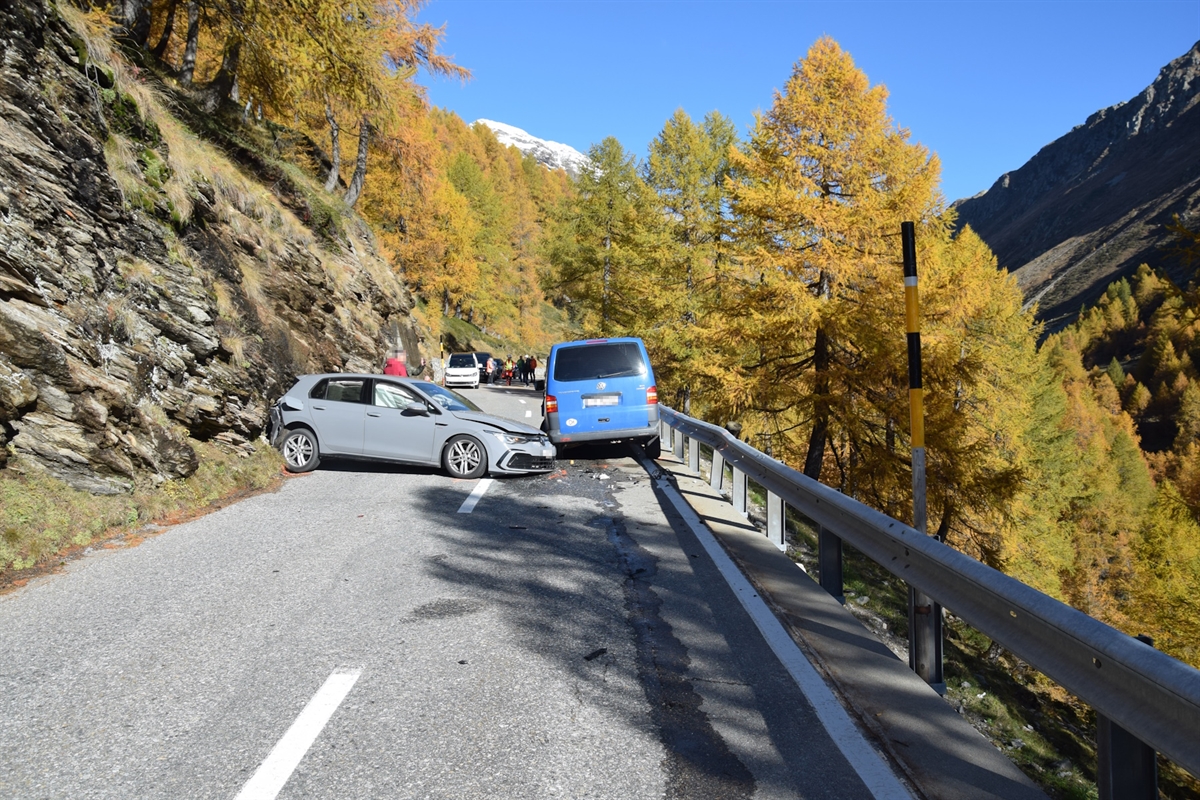 Die beiden Unfallfahrzeuge stehen beschädigt auf der Fahrbahn, welche dadurch blockiert ist.