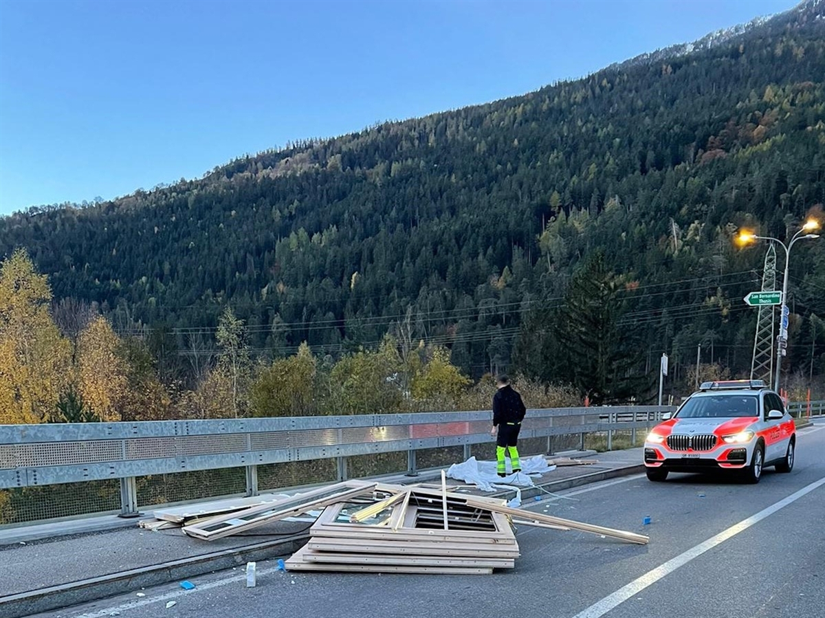 Rechts ein Polizeiauto, links davon die auf der Strasse sowie auf dem Trottoir liegenden und demolierten Fensterrahmen.
