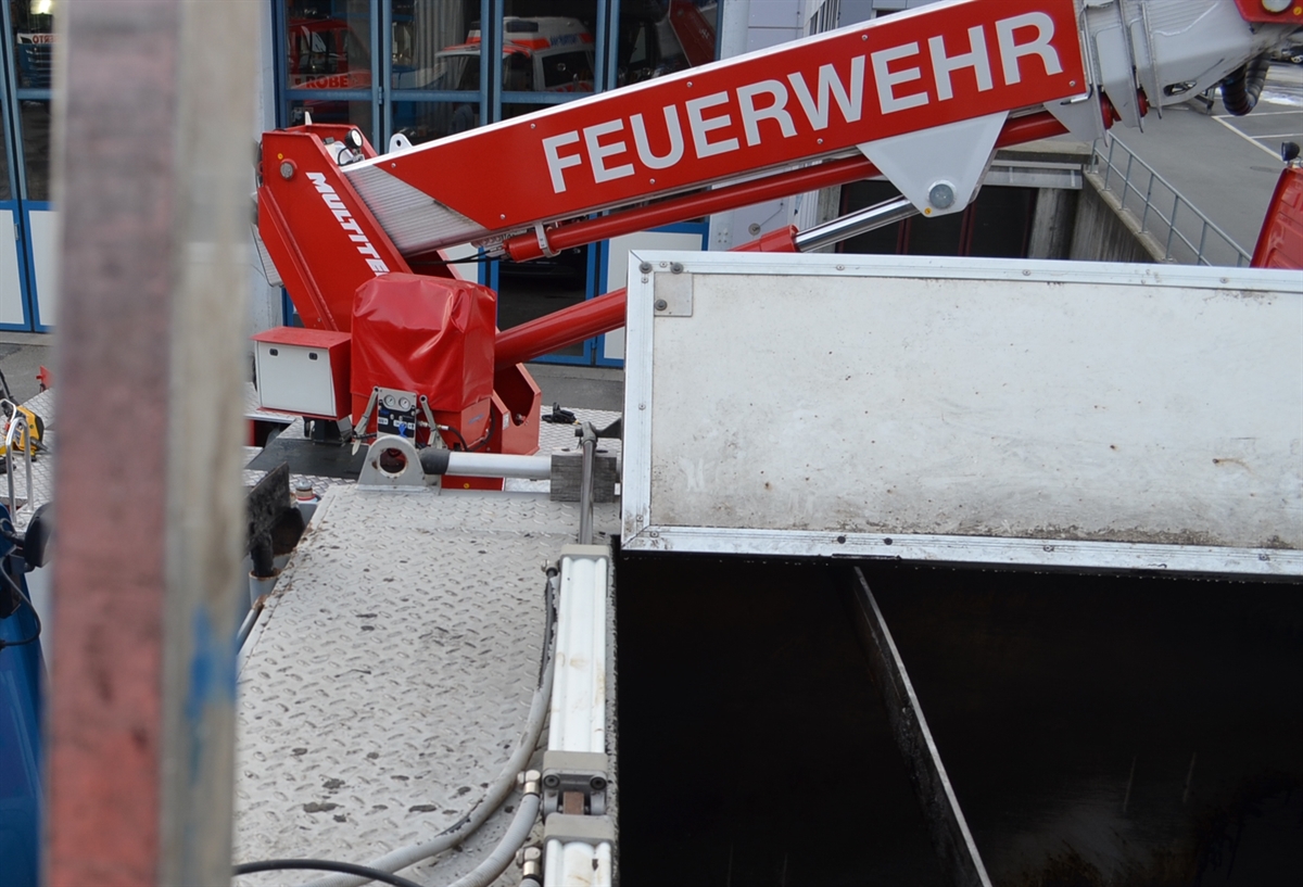 Feuerwehr Hubretter mit Thermosilo