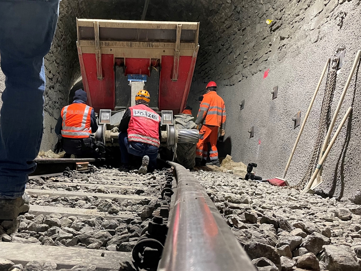 Im Tunnel wird der Dumper durch zwei Polizisten sowie Mitarbeitende des Bauunternehmens begutachtet.