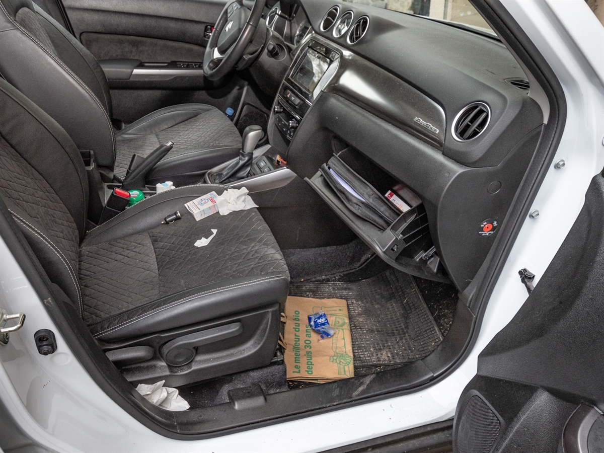 Blick in den Innenraum eines Autos, es herrscht Unordnung.