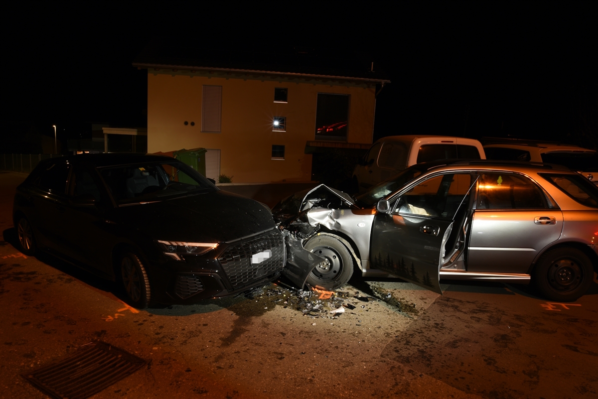 Die frontal stark beschädigten Fahrzeuge auf der Verzweigung. 
