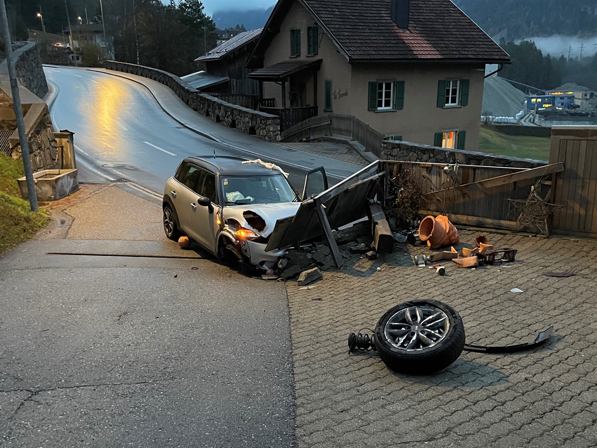 Das Unfallfahrzeug steht völlig zerstört am Beginn des Vorplatzes. Auf dem Platz das rechte vordere Rad vom Auto.