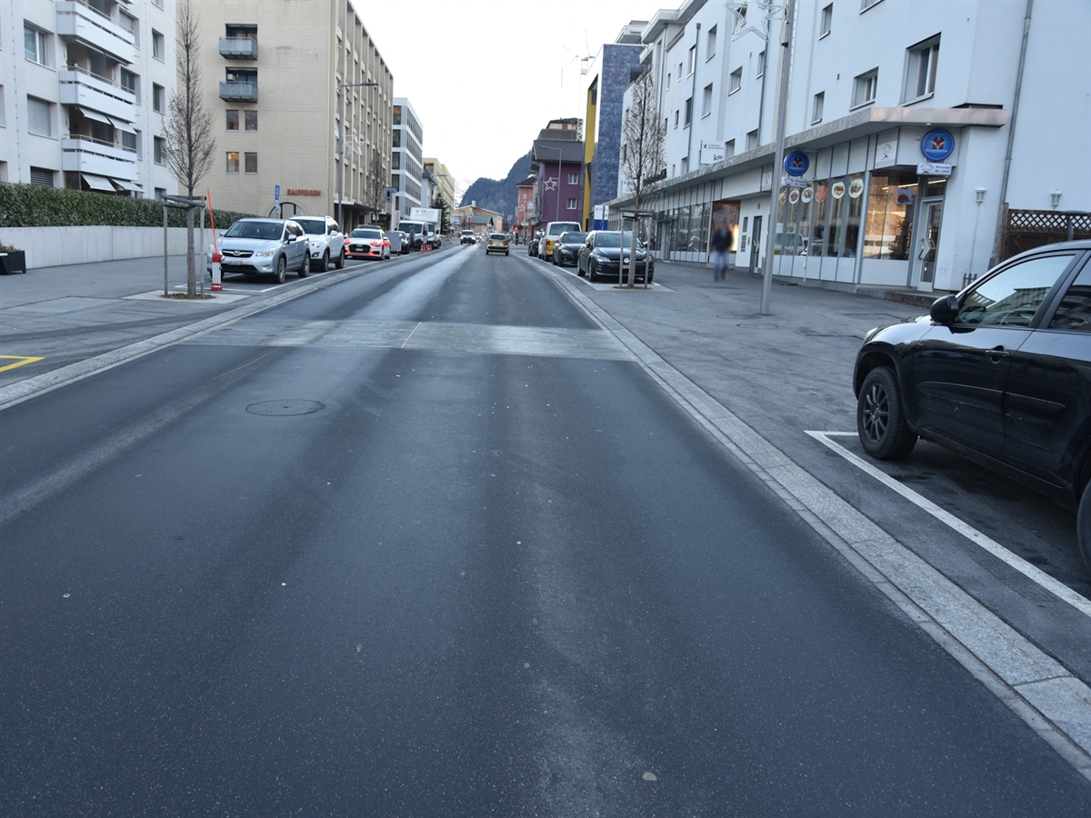 Bahnhofstrasse mit rechtseitigem Parkplatz aus welchem die gesuchte Automobilistin ausparkiert hat.
