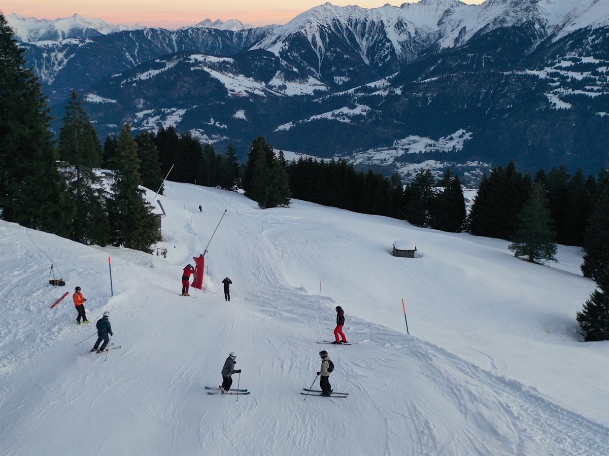Luftaufnahme auf die Skipiste. 