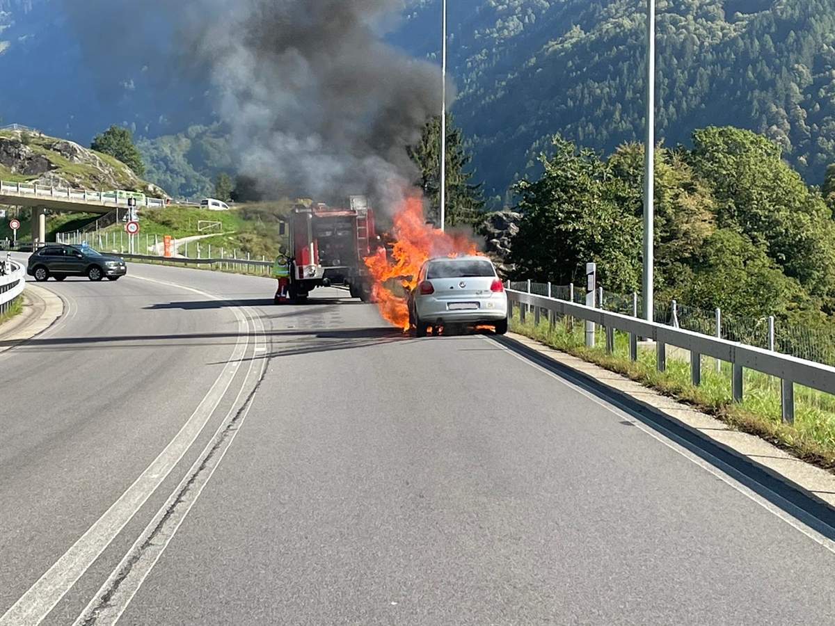Fahrzeug steht am Strassenrand in Vollbrand