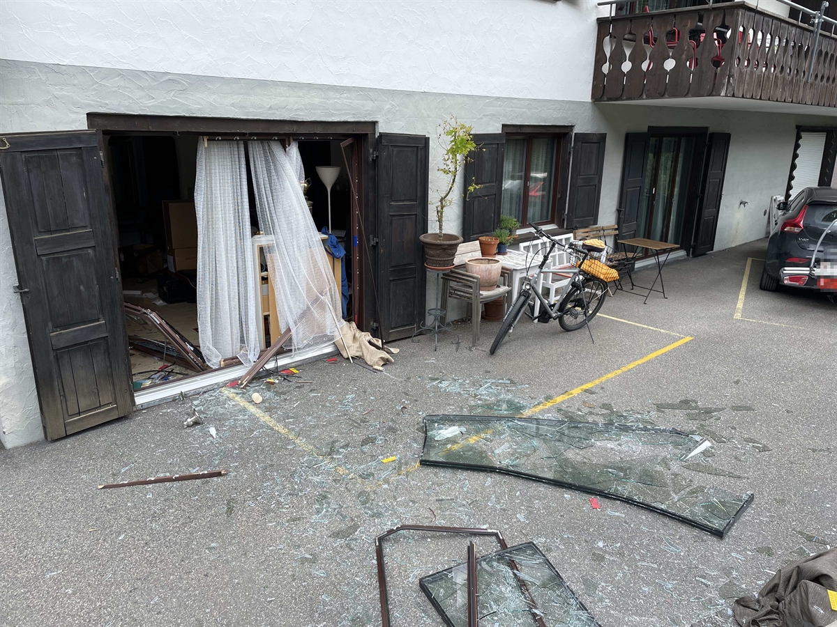Balkonfenster der Parterrewohnung samt Rahmen auf dem Vorplatz