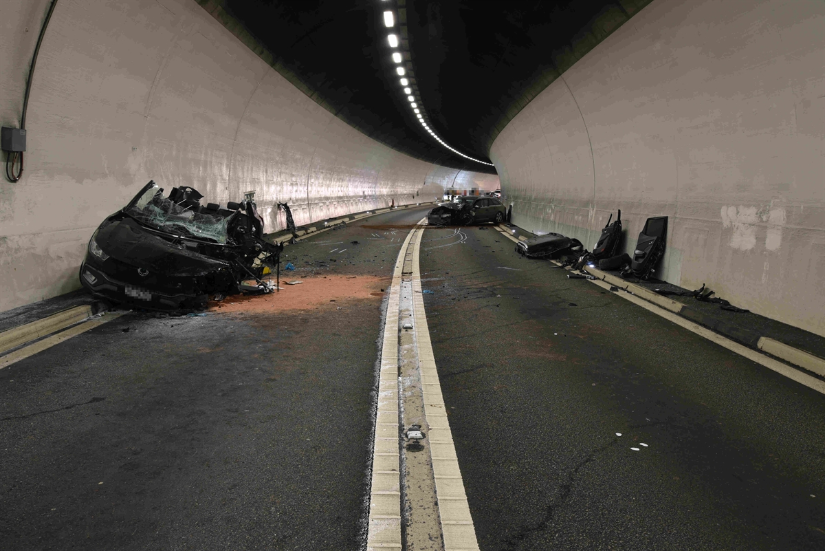Stark beschädigte Fahrzeuge im Viamalatunnel