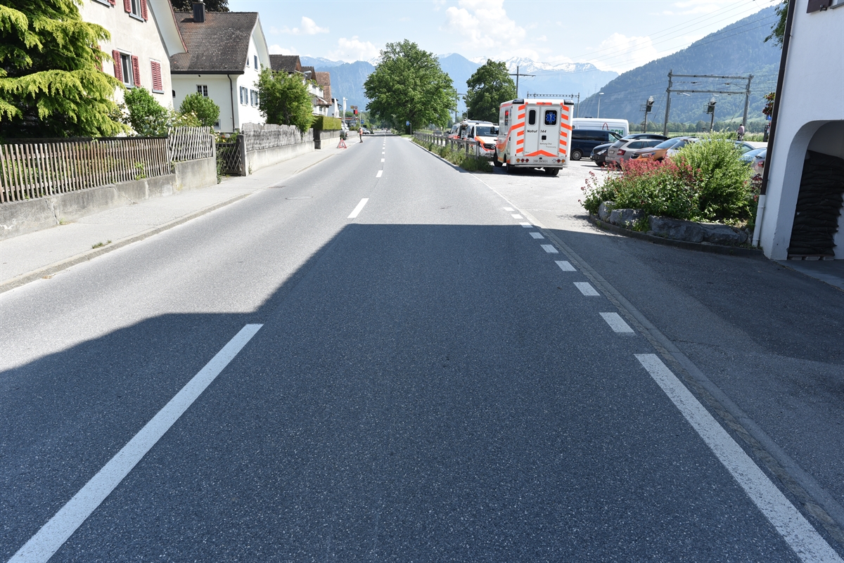 Strassen in Maienfeld innerorts Krankenwagen für den Abtransport des Patienten