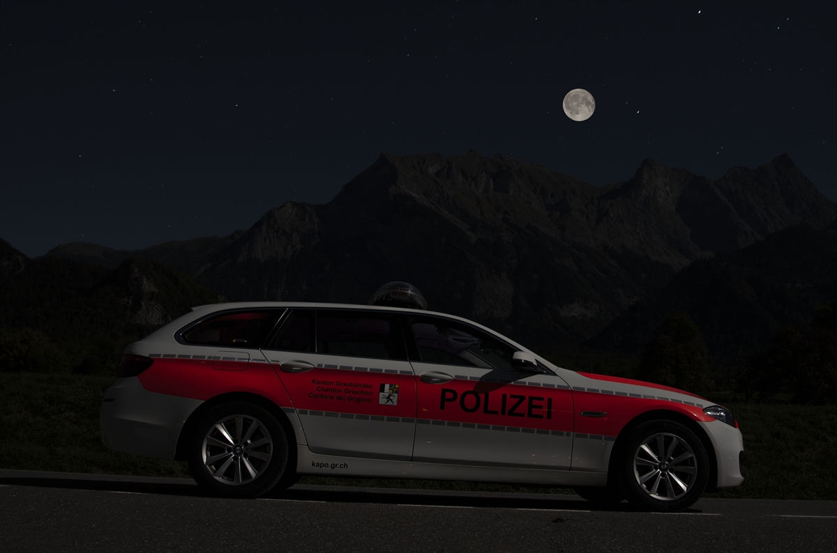 Patrouillenfahrzeug mit Vollmond