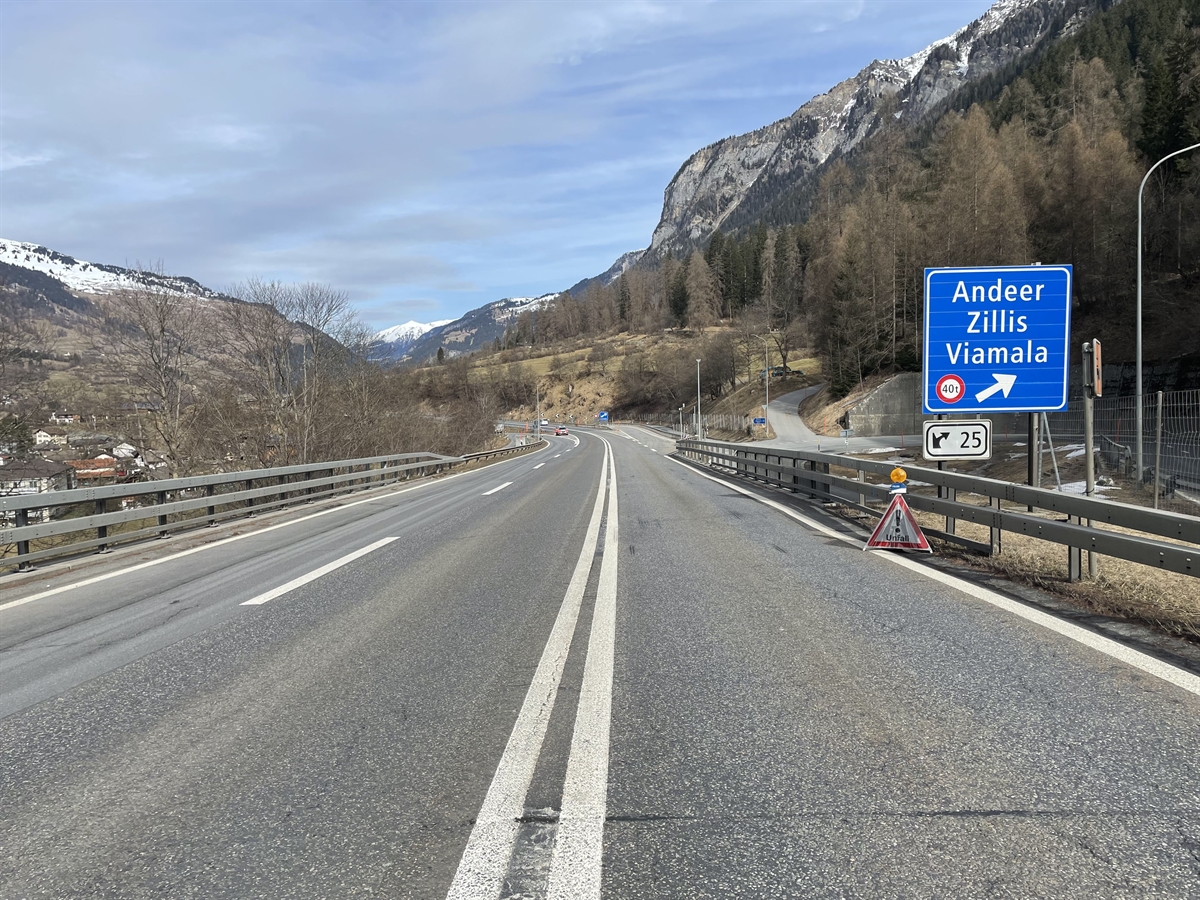 Fahrtrichtung mit doppelt durchgezogener Linie.