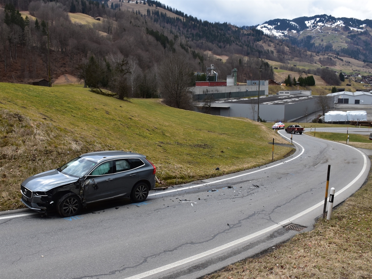 Ein Unfallauto steht in der Kurve, das zweite etwas entfernt unterhalb der Kurve. Am Strassenrand ein Polizeiauto.