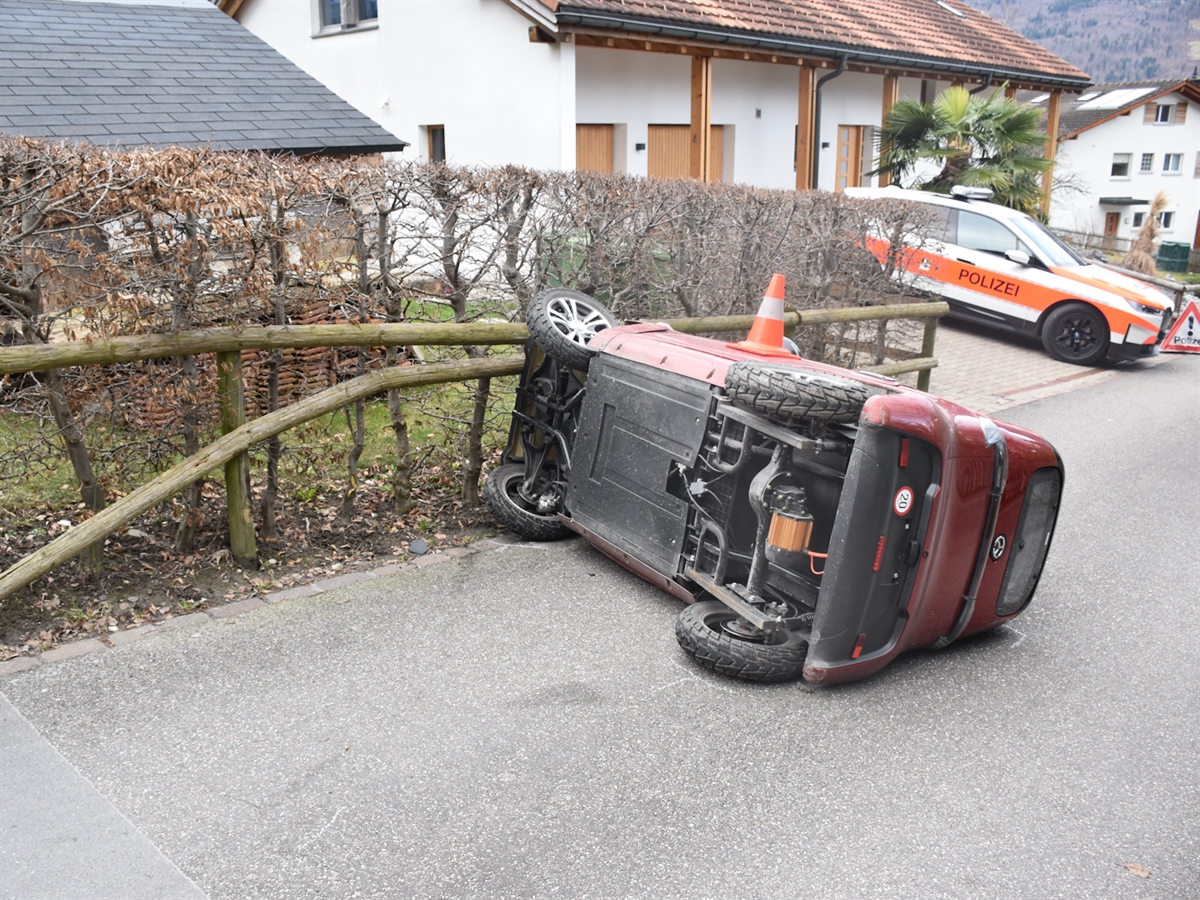 Das für Senioren konzipierte Fahrzeug liegt auf der Seite. Im Hintergrund ein Patrouillenauto der Kantonspolizei Graubünden