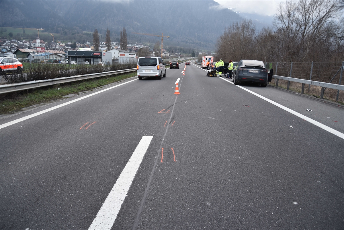 Auf dem Pannenstreifen die Unfallfahrzeuge, Ambulanz und Polizei