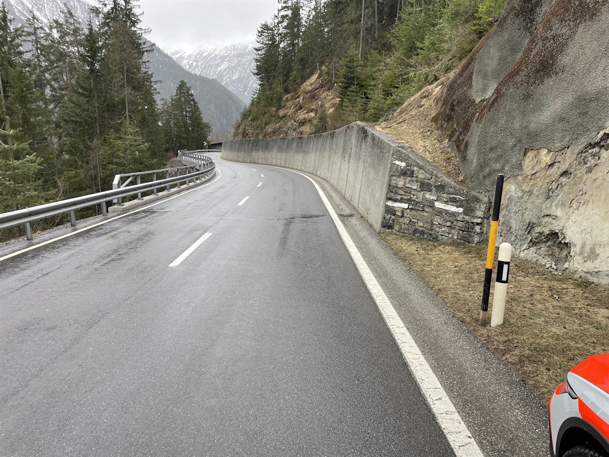Die Kurvenkombination in Fahrtrichtung der Beteiligten.