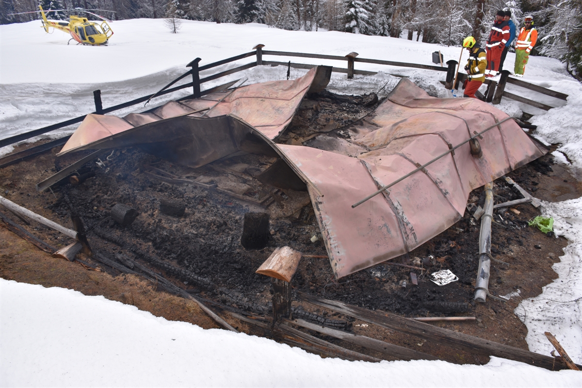 Berghütte in Sent durch Brand total zerstört