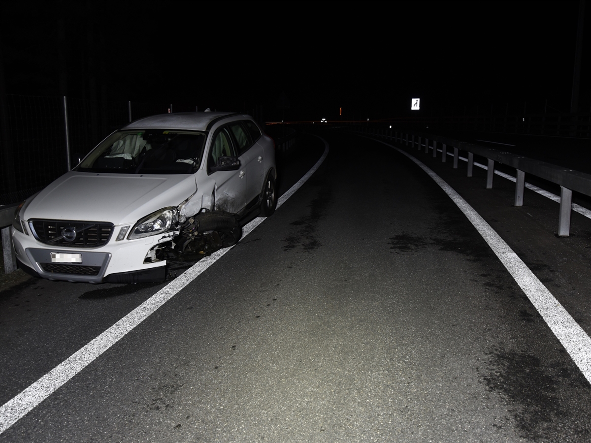 Nachtaufnahme mit stark beschädigtem Auto. 