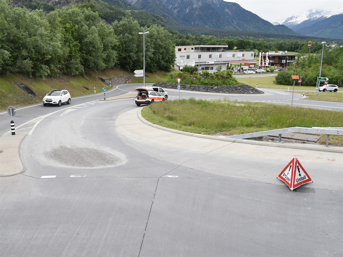 Blick vom einen zum anderen Kreisel. Zwischen den Kreisel Kies auf der Strasse.