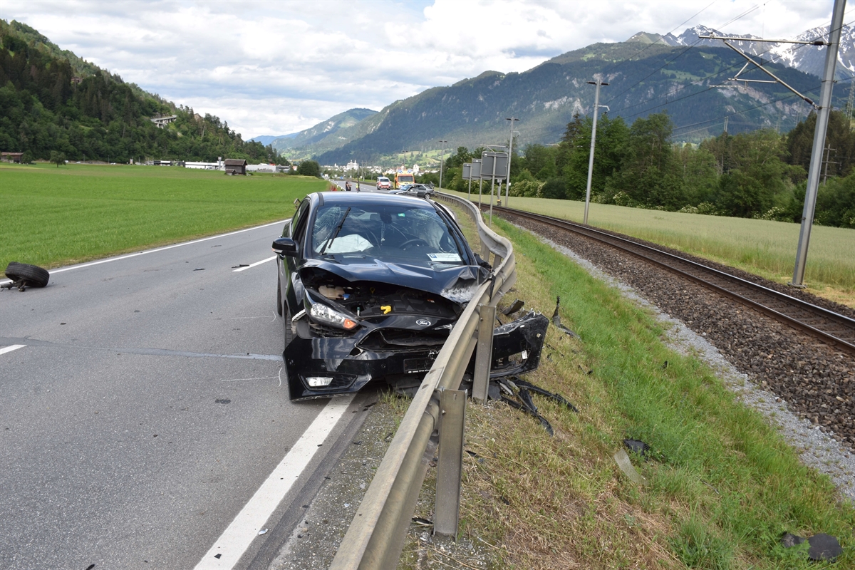 Unfallauto in Leitplanke verkeilt