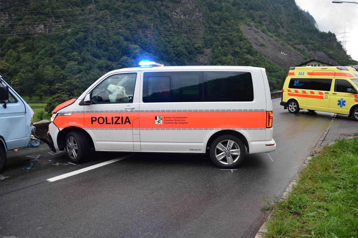 Polizeiauto quer über beide Fahrbahnen, im Hintergrund Rettungswagen