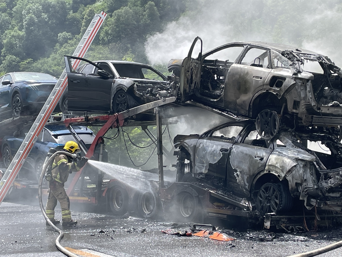 Ausgebrannte Autos auf dem Anhänger