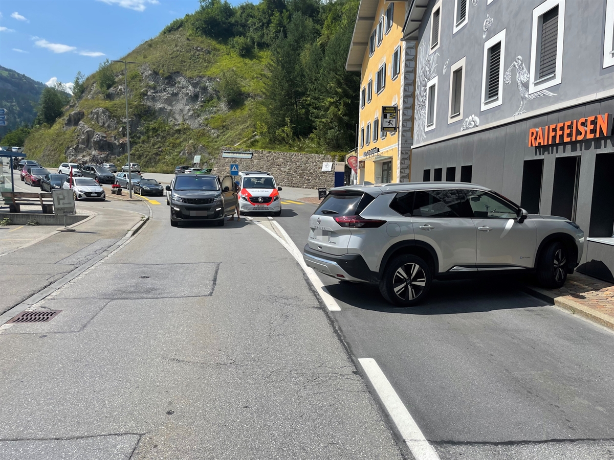 Das Auto quer zur Julierstrasse vor einem Gebäude. Im Hintergrund eine Kolonne von Autos sowie ein Patrouillenfahrzeug der Polizei.