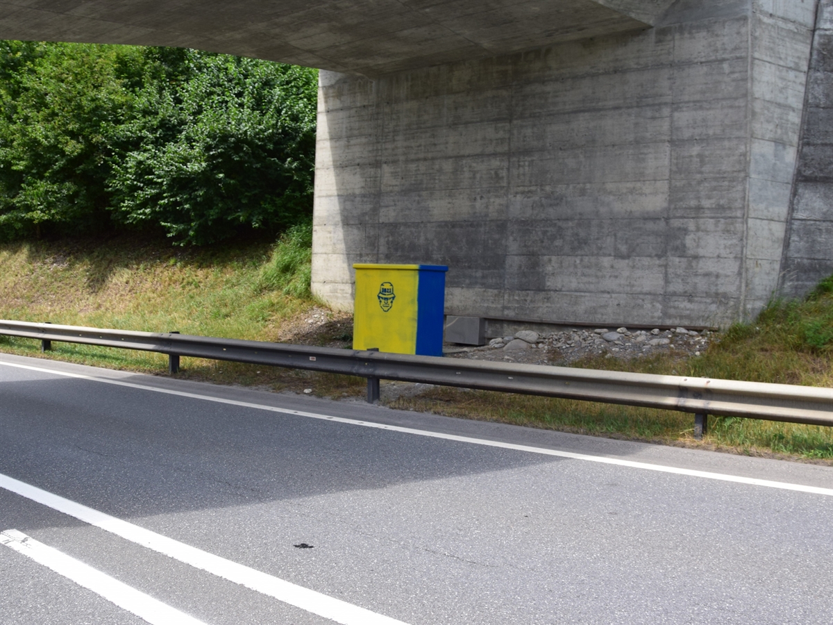 Besprayter Elektrokasten in Grüsch
