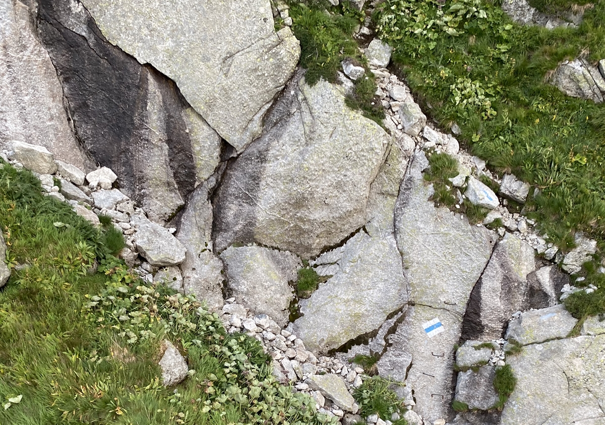 Felsiger Wanderweg blau-weiss markiert