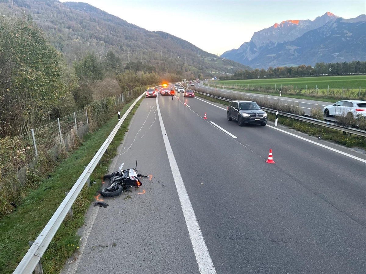Aufnahme in Richtung Landquart, das Motorrad liegt auf dem Pannenstreifen, Unfallspuren, zwei Polizeiautos und Verkehr der an der Unfallstelle vorbeigeführt wird. Im Hintergrund Berge und Horizont.