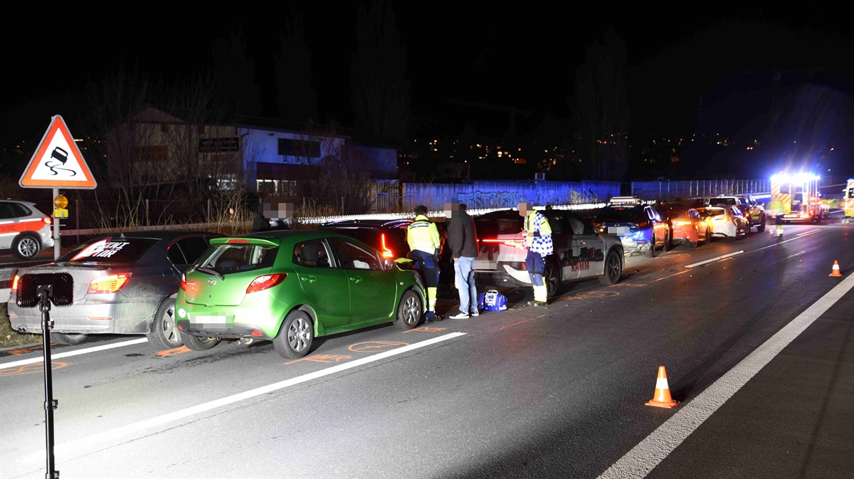 Unfallsituation mit den acht beteiligten Fahrzeugen auf der A13 bei Zizers
