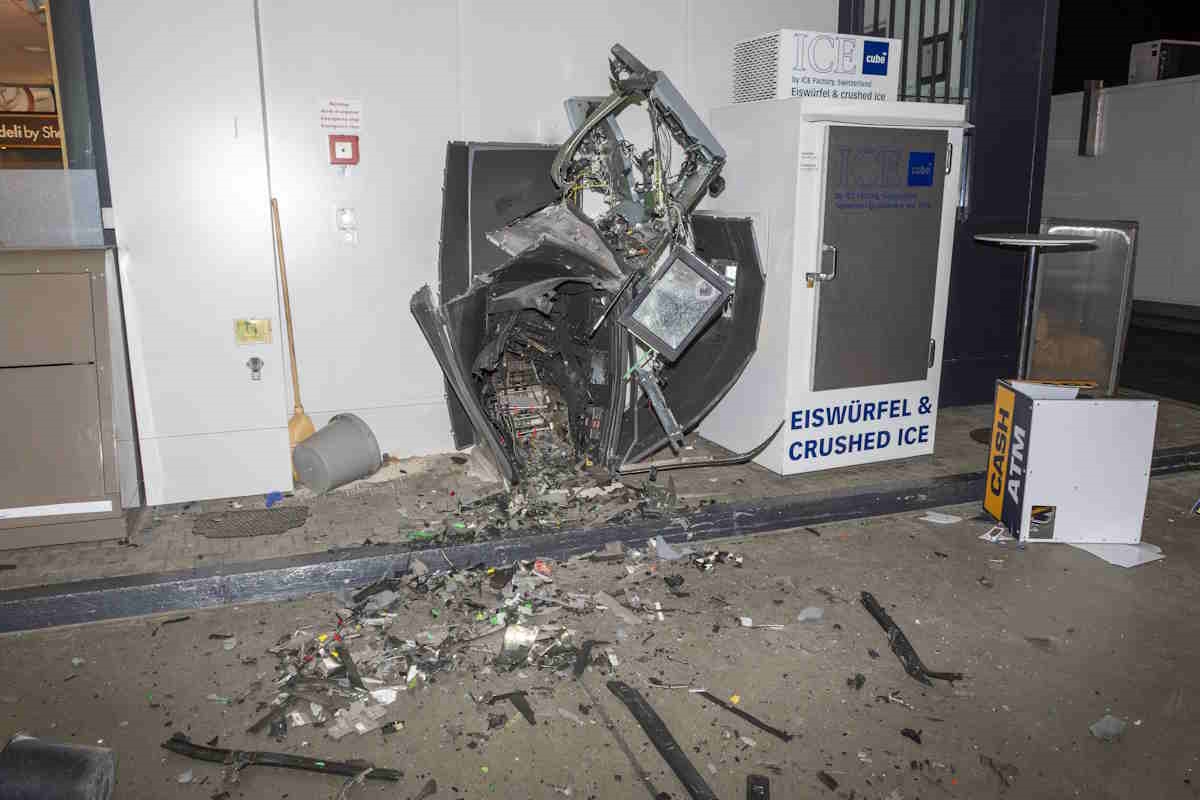 Völlig zerstörter Bankomat nach Sprengung in Landquart