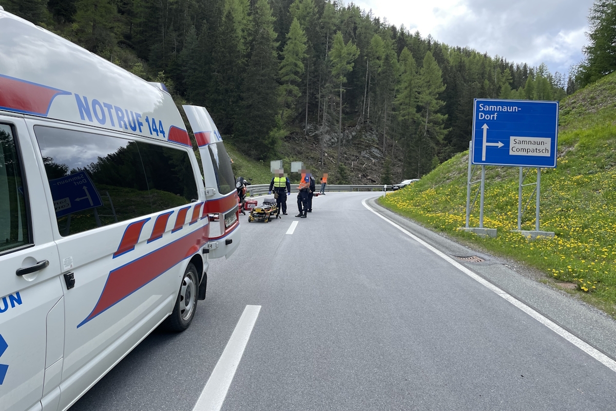 Krankenwagen mit Einsatzbeamten sowie Verkehrsregler sinchtbar 