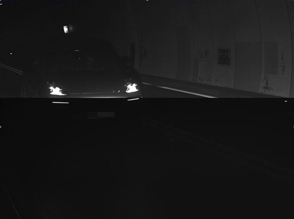 Raserfahrzeug im Tunnel 