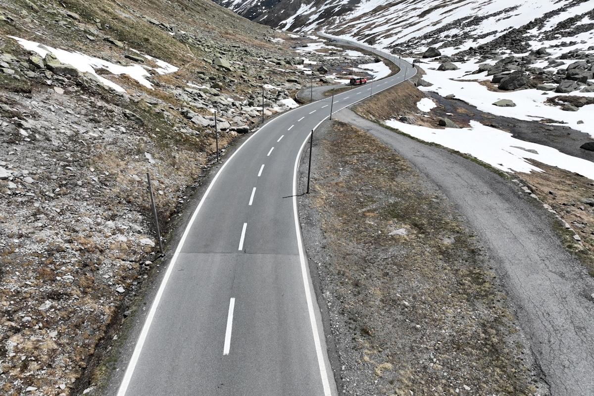Kurvenverlauf auf dem Flüelapass wo dieser Unfall passierte, im Hintergrund ist ein Polizeieinsatzfahrzeug sichtbar 