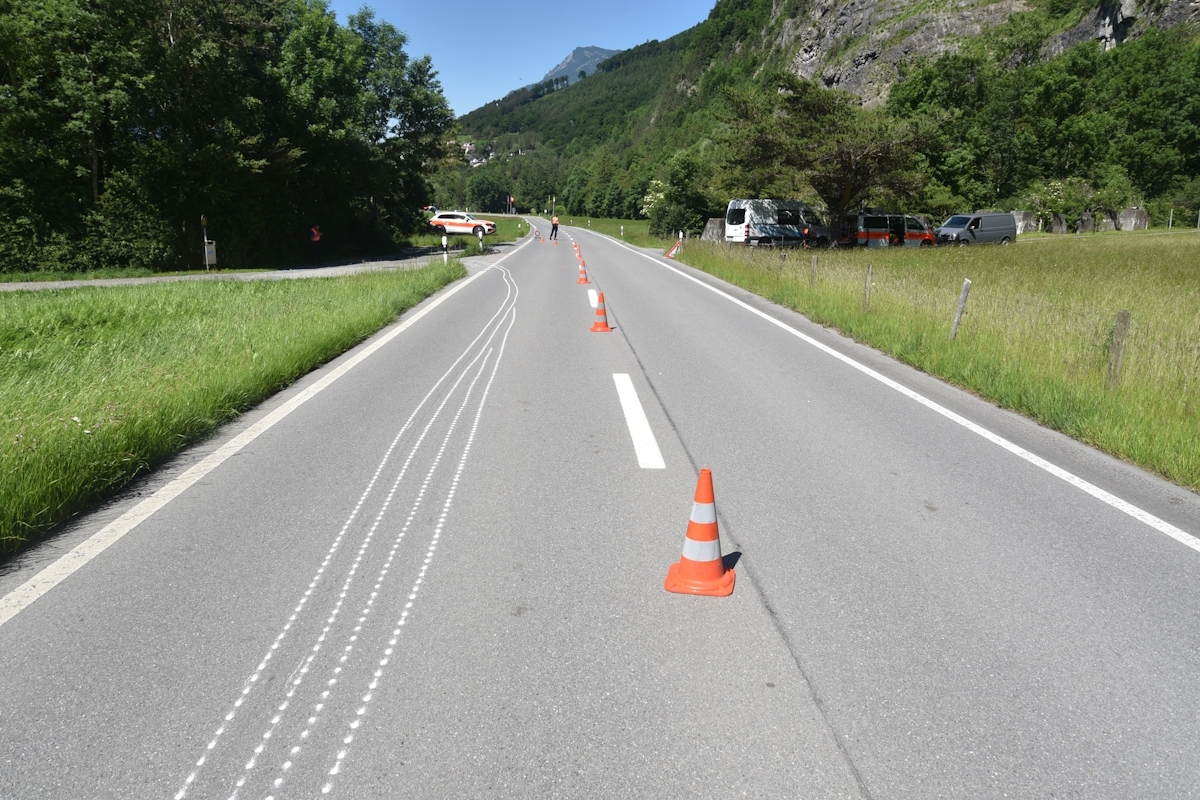 Bild zeigt Luzisteigstrasse in Richtung Balzers Kollisionsstelle der beiden Fahrzeuge