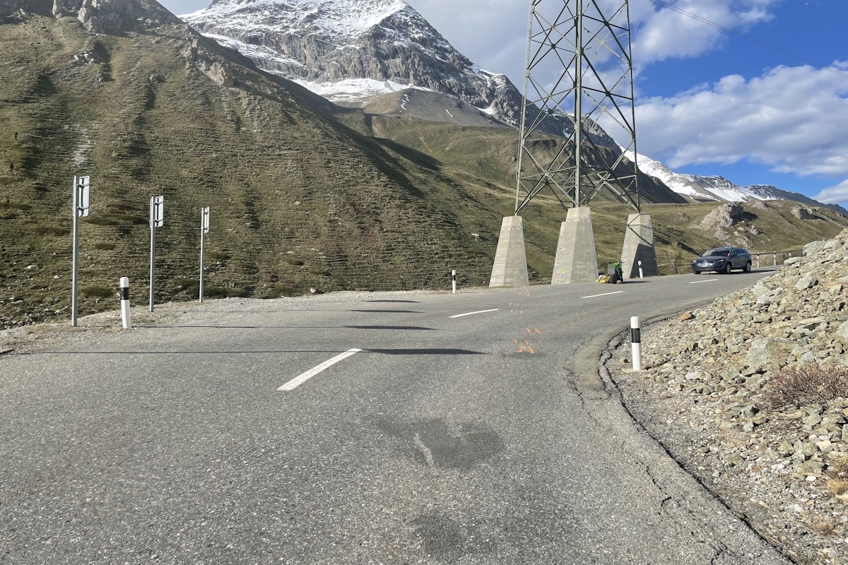 Albula Passstrasse mit Rechtskurve und aufgestelltem Motorrad