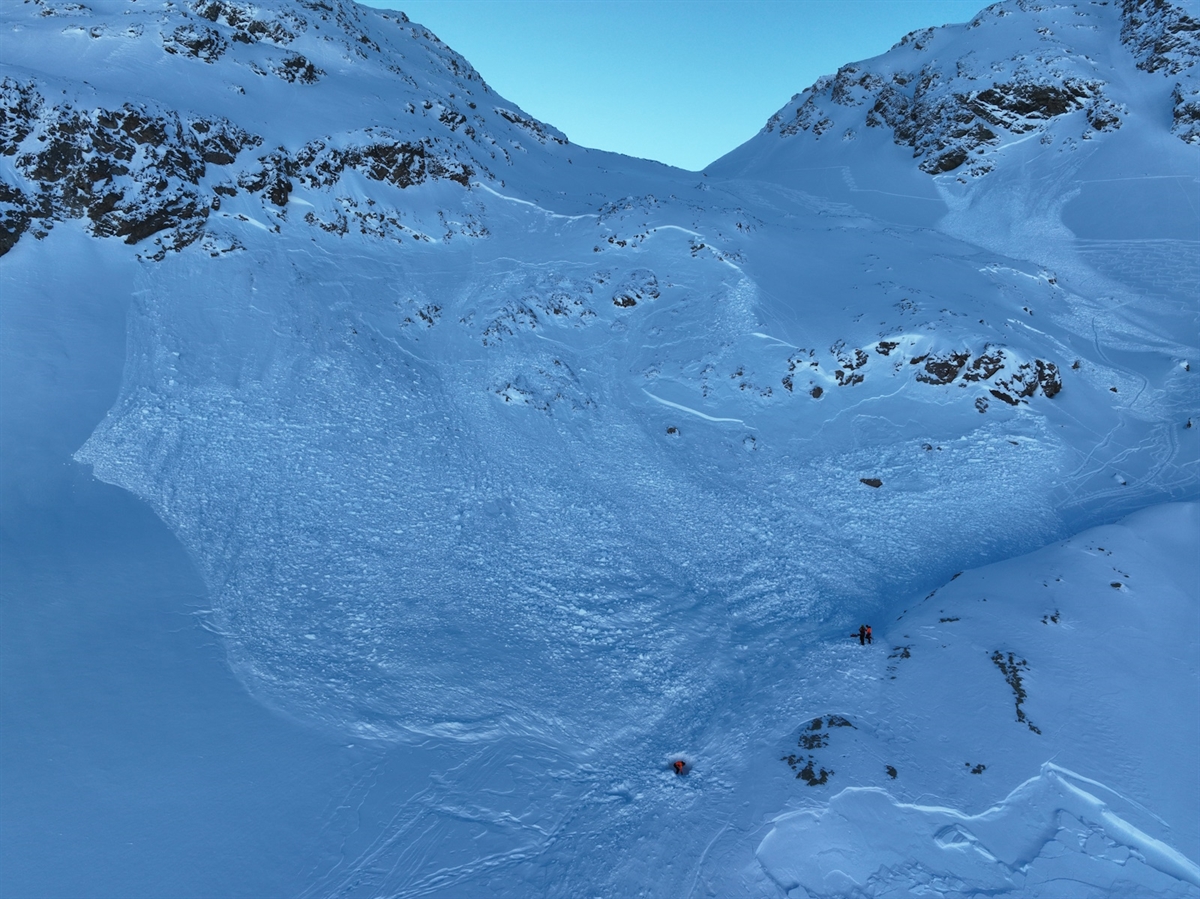 Lawinenkegel am Piz Alv Anriss und Schneemassen gut sichtbar