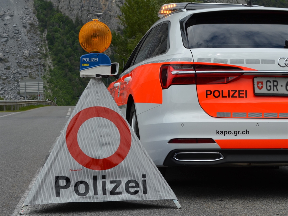Neben einem Polizeiauto steht ein Faltsignal mit einem allgemeinen Fahrverbot sowie dem Hinweis 