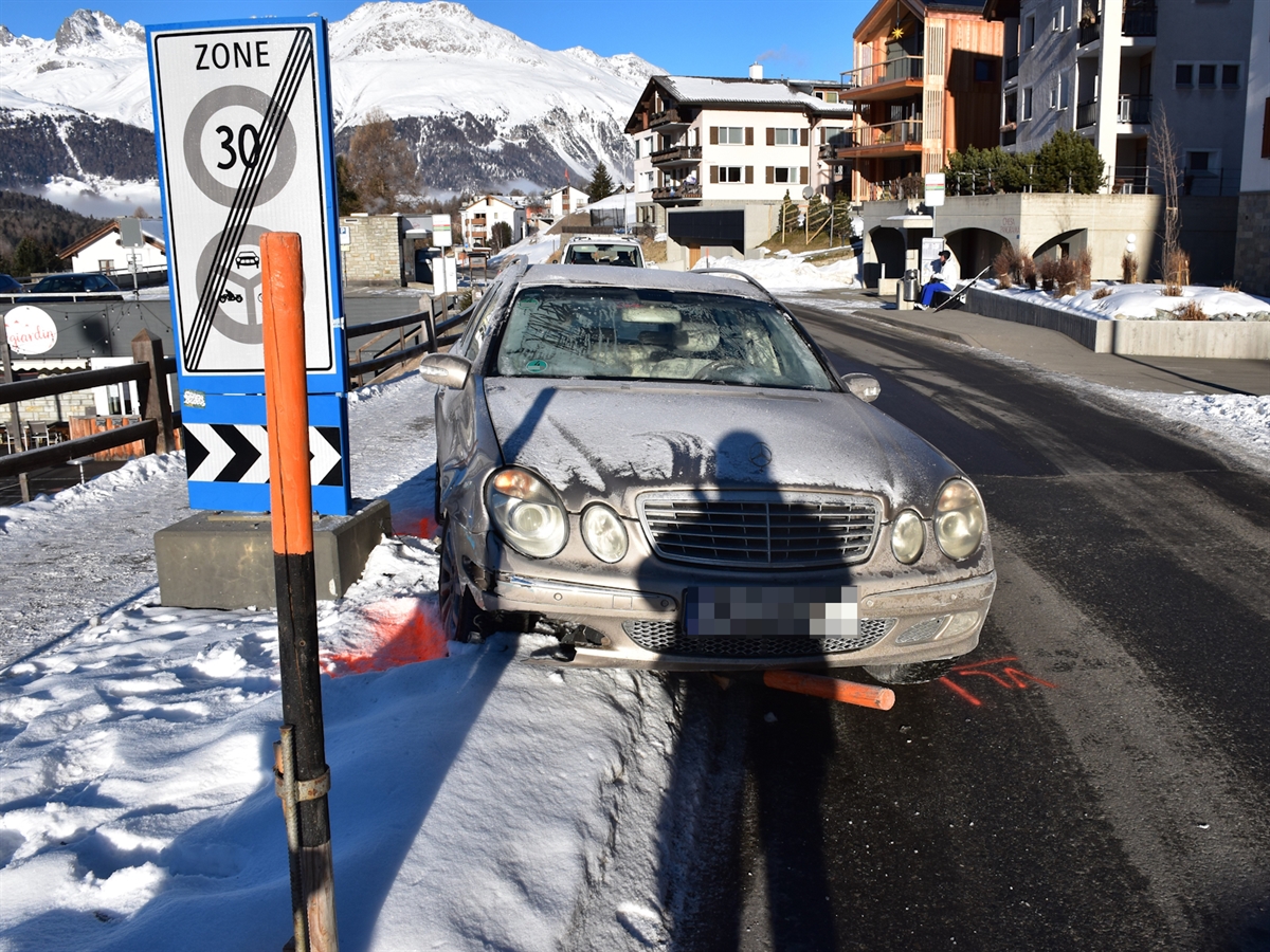Die Via Maistra in schönstem Engadiner Winterkleid. In Bildmitte das beschädigte Unfallauto.