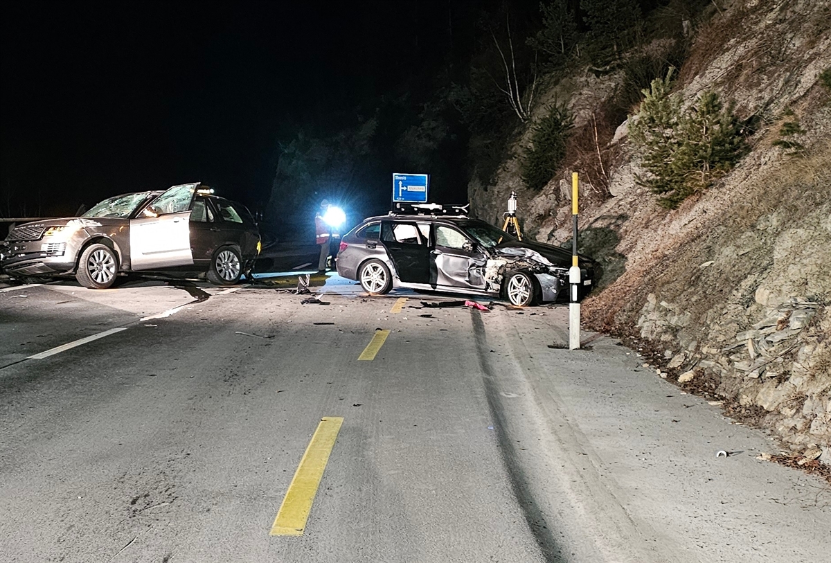 Zwei total beschädigte Unfallautos in der Dunkelheit auf der Strasse