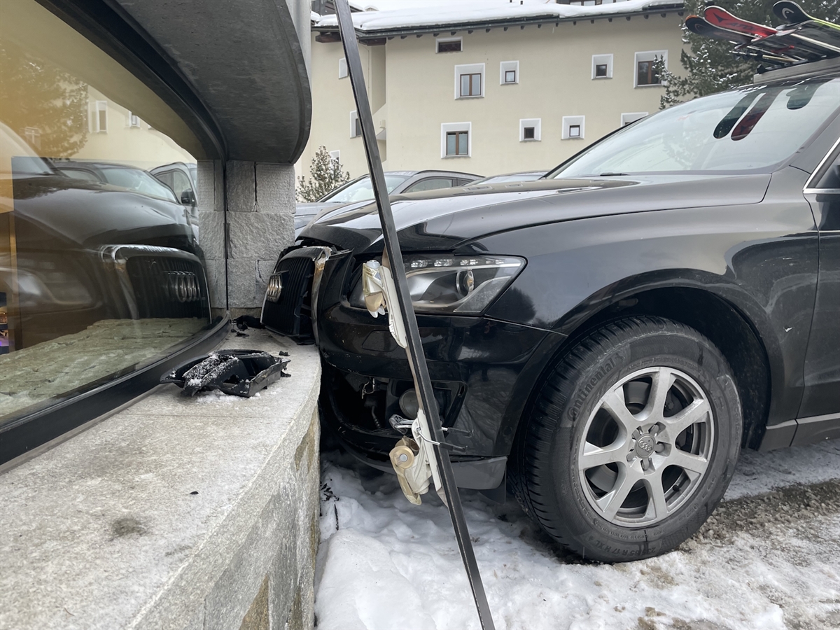 Das frontal beschädigte Auto in Endlage an der Hausfassade.