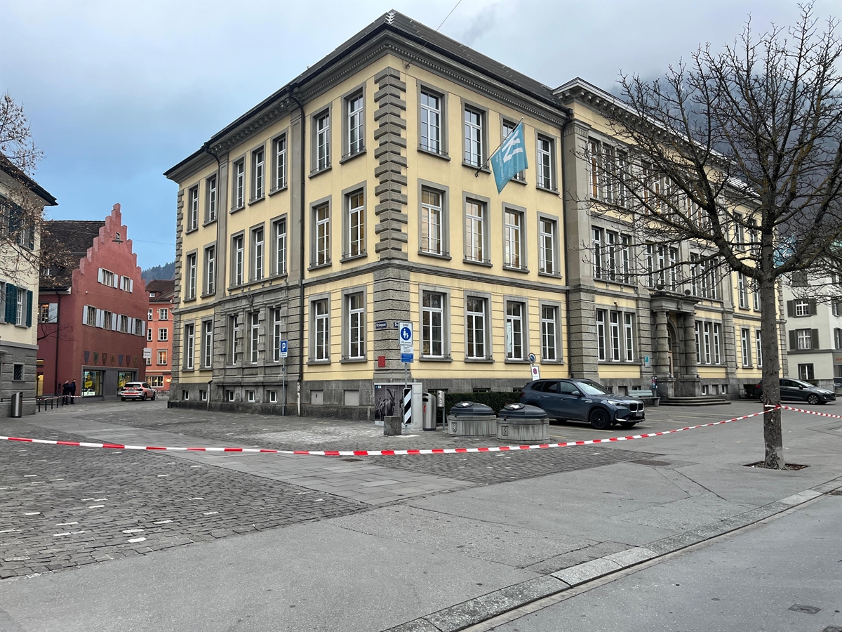 KV-Schulhaus mit Absperrband an der Grabenstrasse