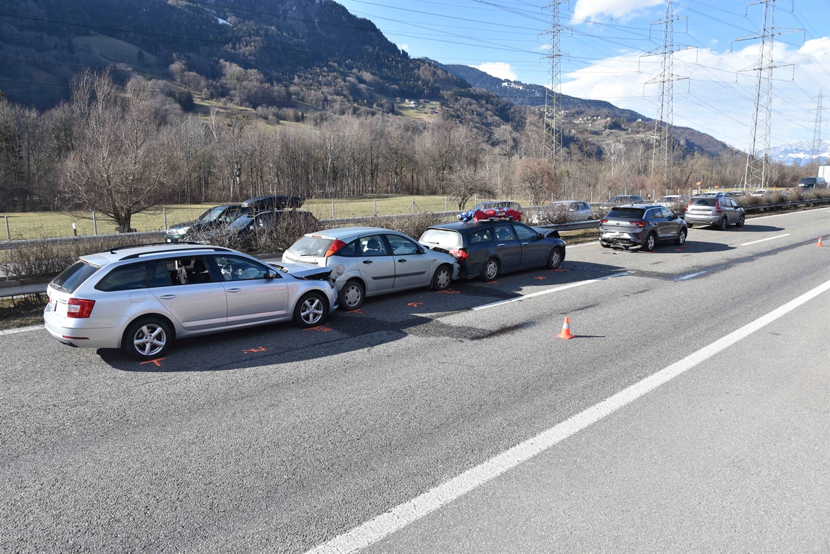 Strassenverlauf der Autobahn A13 bei der Unfallstelle. Es sind fünf der sieben beteiligten Fahrzeuge zu erkennen. 