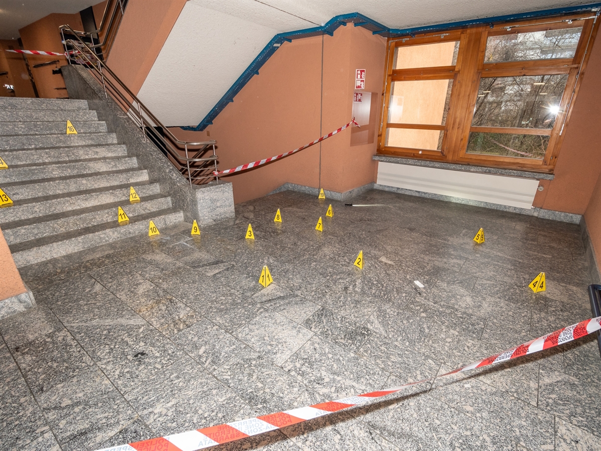 Das Treppenhaus der Schule Giacometti. Am Boden, hinter Polizei-Absperrband, stehen Hütchen des kriminaltechnischen Dienstes.
