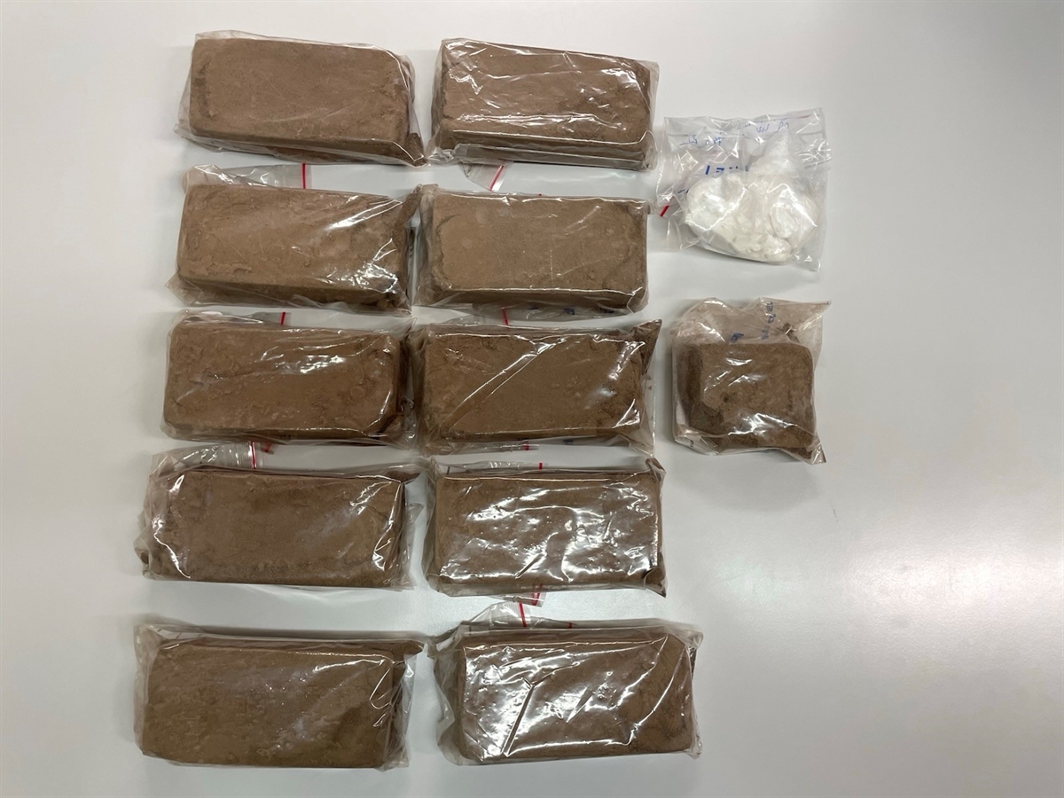 12 transparente Sicherstellungsbeutel. Abgefüllt mit Kokain und Heroin. 